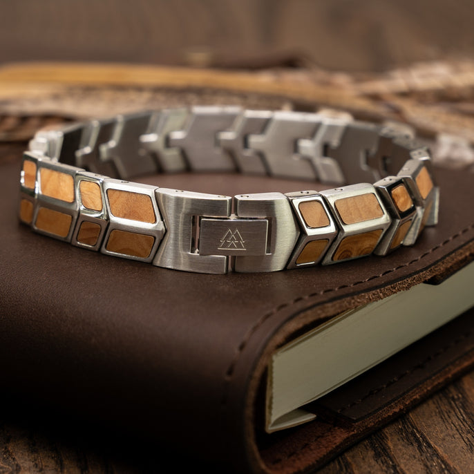 Silbernes Pfeilarmband aus Wurzelholz