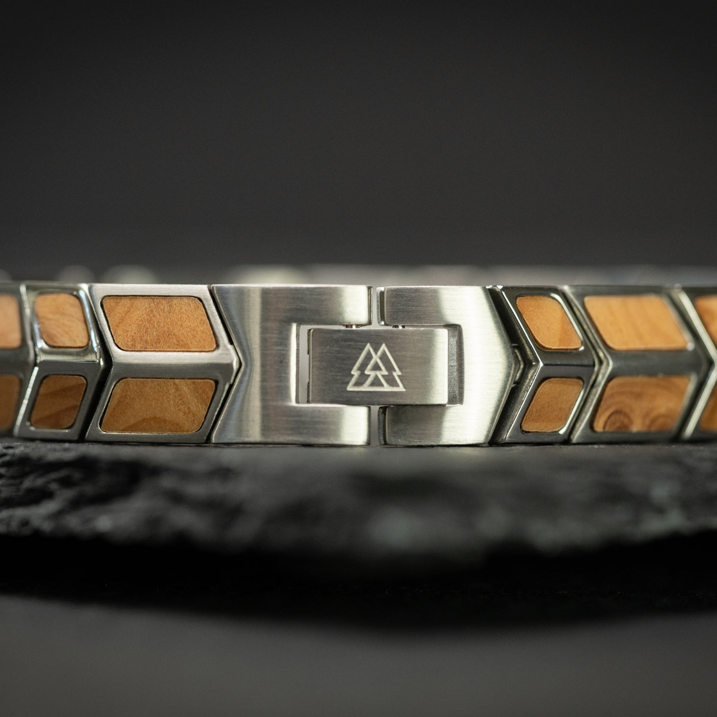 Silbernes Pfeilarmband aus Wurzelholz