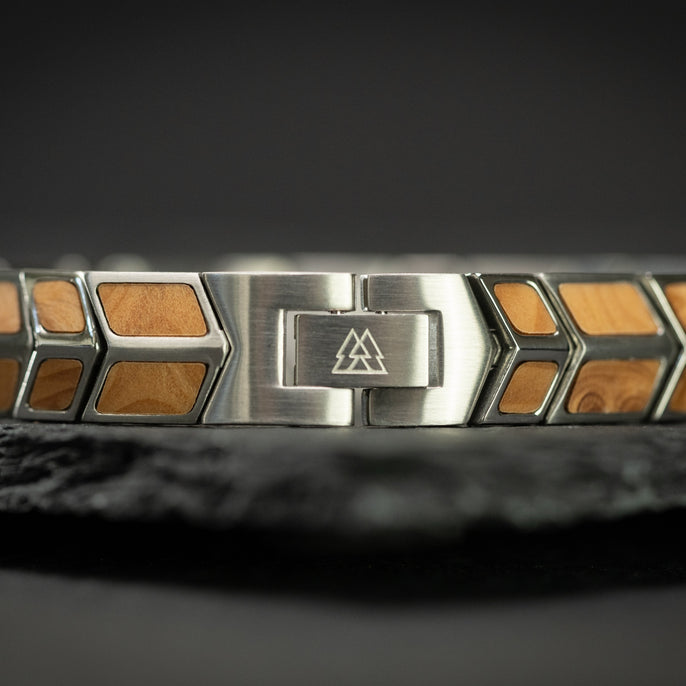 Silbernes Pfeilarmband aus Wurzelholz