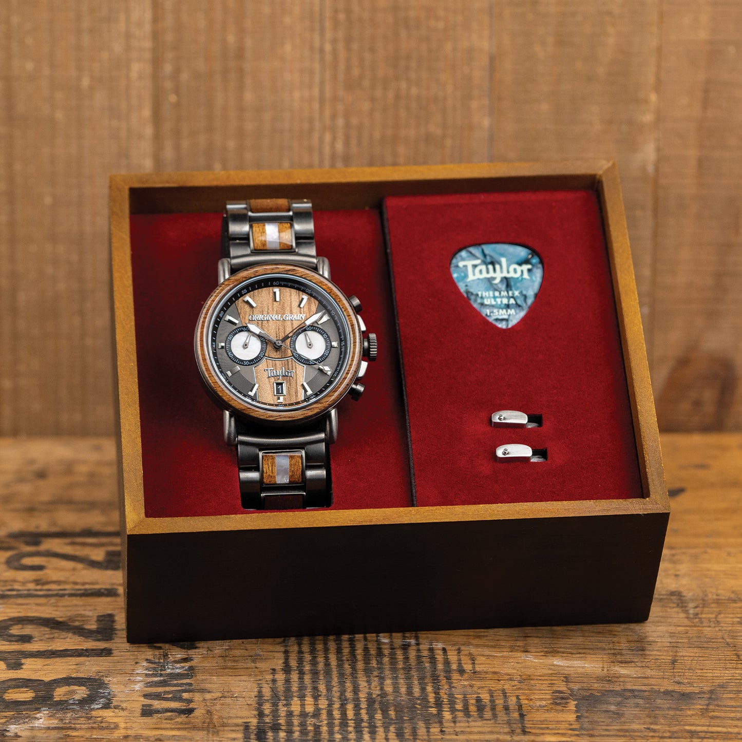 Taylor Gitarren Koa Gunmetal Chrono 44mm