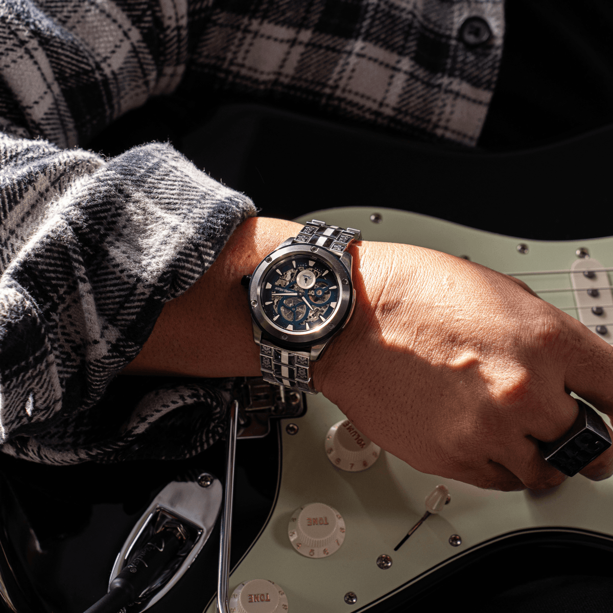 Fender Guitars Silver Rugged Auto 44mm
