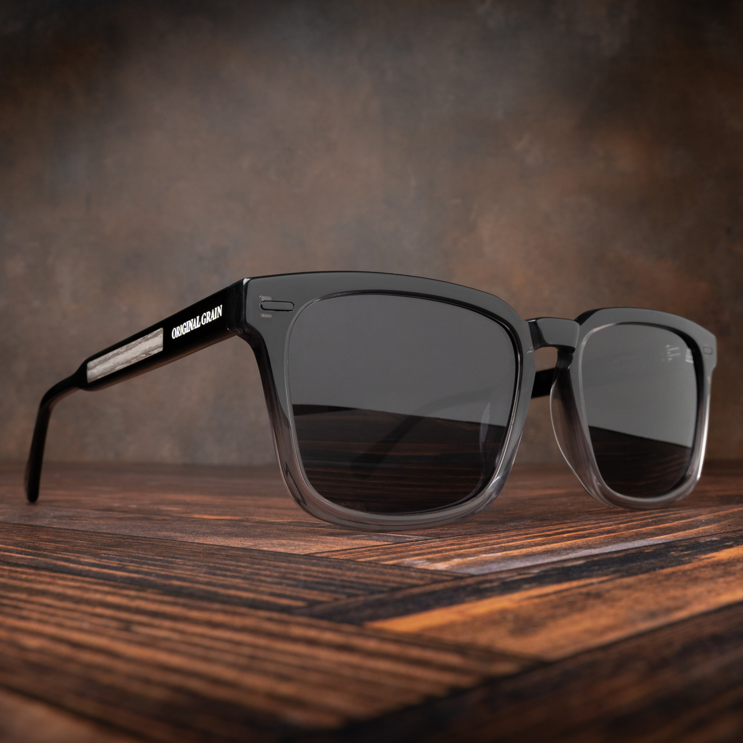 Transparente schwarze Sonnenbrille aus Eiche in Sunset Grey