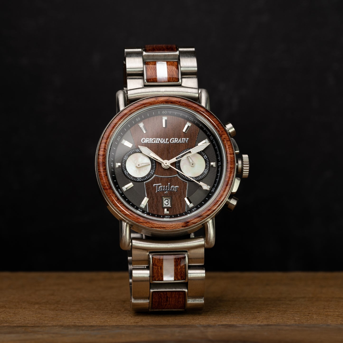 Taylor Gitarren Urban Iron Bark Chrono 44 mm