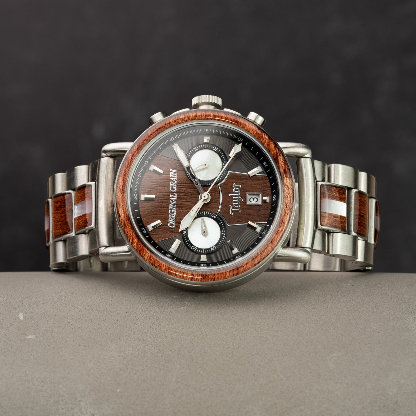 Taylor Gitarren Urban Iron Bark Chrono 44 mm