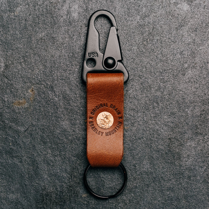 Original Grain x Bradley Mountain Schlüsselanhänger aus braunem Leder auf grauem Schiefer