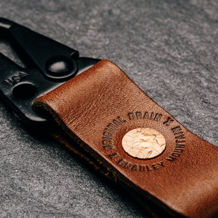 Original-Maserung und Bradley Mountain-Logo auf braunem Leder-Schlüsselanhänger